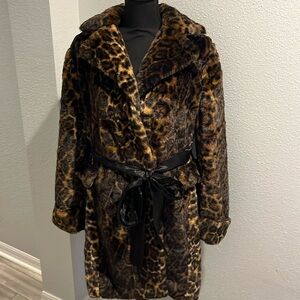 C wonder gorgeous leopard coat with green lining black ribbon Make an entrance!